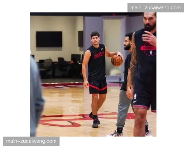 火箭乌度卡战术调整，小型化阵容强调空间与投射